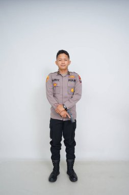 Genç Endonezyalı bir polis memuru reklam için fotoğraf çekiyor.