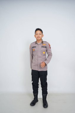 Genç Endonezyalı bir polis memuru reklam için fotoğraf çekiyor.