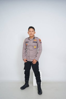 Genç Endonezyalı bir polis memuru reklam için fotoğraf çekiyor.