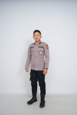 Genç Endonezyalı bir polis memuru reklam için fotoğraf çekiyor.