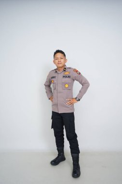 Genç Endonezyalı bir polis memuru reklam için fotoğraf çekiyor.