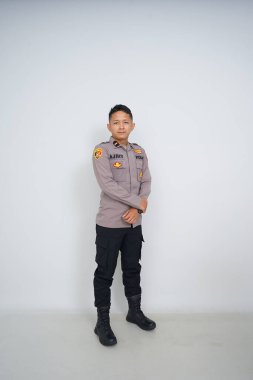 Genç Endonezyalı bir polis memuru reklam için fotoğraf çekiyor.