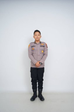 Genç Endonezyalı bir polis memuru reklam için fotoğraf çekiyor.