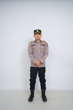 Genç Endonezyalı bir polis memuru reklam için fotoğraf çekiyor.