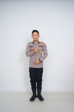 Genç Endonezyalı bir polis memuru reklam için fotoğraf çekiyor.