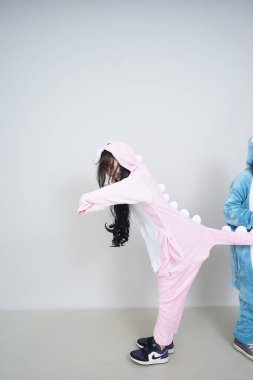 Çocuklar stüdyoda oyuncak bebekle oynuyorlar.