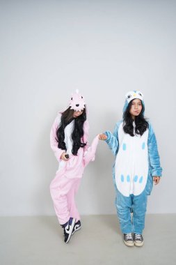 Mavi pijamalı, ayılı iki tatlı Asyalı kız.