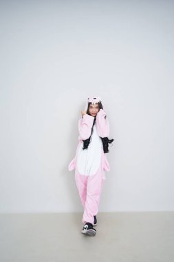 Stüdyoda oyuncak ayısı olan tatlı bir kız.