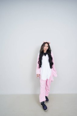 Beyaz arka planda pijamalı Asyalı kız.