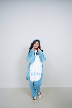 Tavşan kulaklı küçük kız ve beyaz tavşan