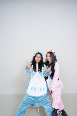 Kışlık giysili genç Asyalı kadınlar