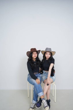 Siyah beyaz şapkalı Asyalı genç kadınlar.