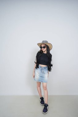 Stüdyoda poz veren şapkalı güzel kız, moda konsepti.