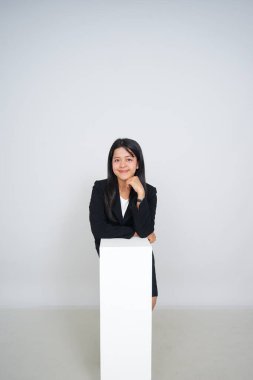 Resmi ofis kıyafeti giyen genç bir kariyer kadını, ticari tasarım malzemeleri için uygun.