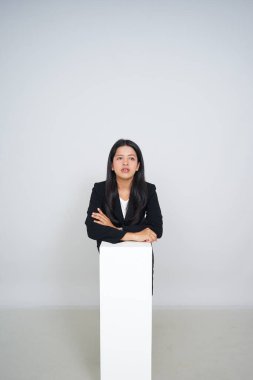 Resmi ofis kıyafeti giyen genç bir kariyer kadını, ticari tasarım malzemeleri için uygun.