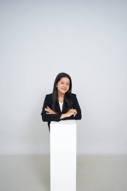 Resmi ofis kıyafeti giyen genç bir kariyer kadını, ticari tasarım malzemeleri için uygun.