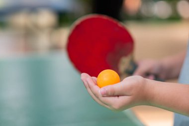 Yakın plan masa tenisi, bulanık arkaplan, spor