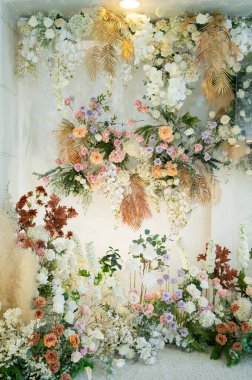 düğün arkaplanı, düğün çiçeği süslemesi, gül duvarı, renkli arka plan, taze gül, bir demet çiçek.