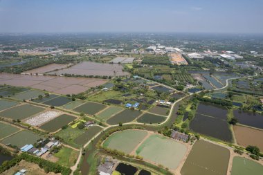 Balık göletinin uçan insansız hava aracı, balık çok uzakta.