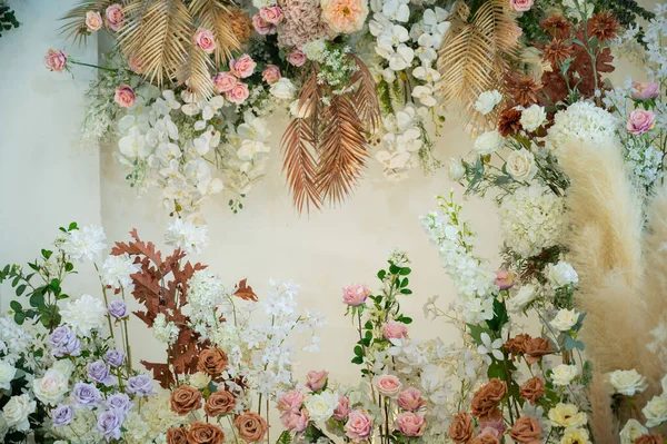 Svatební Květinová Dekorace Selektivní Zaměření Měkké Zaměření Bílé Podlahy — Stock fotografie