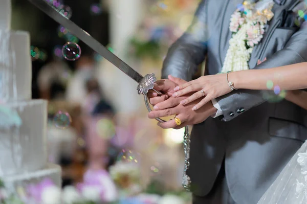 Snijden Taart Bruiloft Paar Hand Samen Celebratio — Stockfoto
