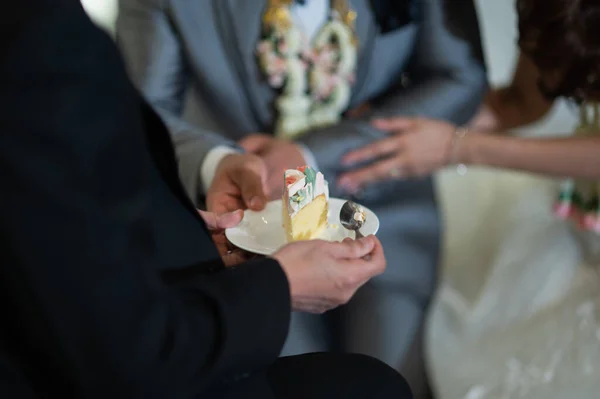 Жених Невеста Дают Кэк — стоковое фото