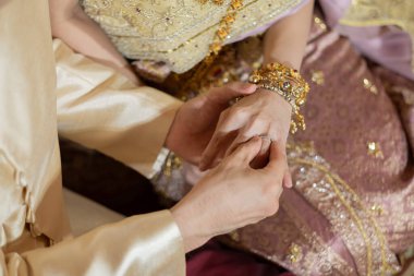 Yüzük tak, alyans tak, aşk çifti