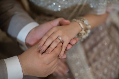 Alyans, Thai düğünü, mücevher, evlilik, nişanlı erkekler.