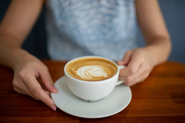 Primer Plano Mano Beber Café Caliente Relajarse Tiempo —  Fotos de Stock