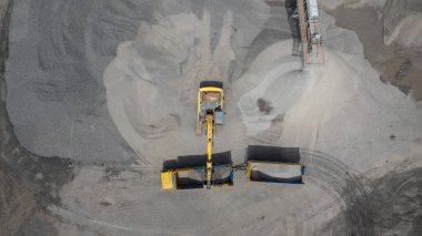 Kazıcının kaya kepçelemesi, taş yapısı