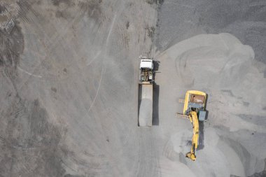 Kazıcının kaya kepçelemesi, taş yapısı