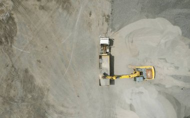 Kazıcının kaya kepçelemesi, taş yapısı