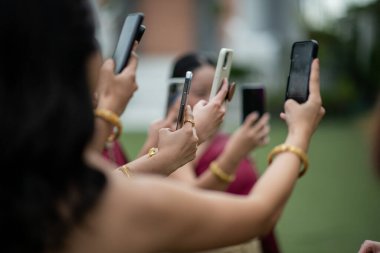 Akıllı telefon kullanan bir arkadaş, akıllı telefonla fotoğraf çeker.