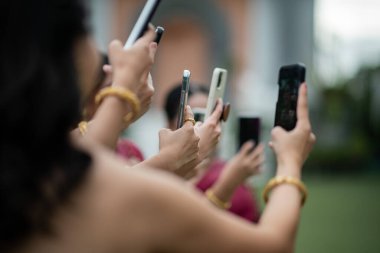 Akıllı telefon kullanan bir arkadaş, akıllı telefonla fotoğraf çeker.