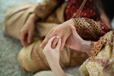 Yüzük tak, alyans tak, aşk çifti