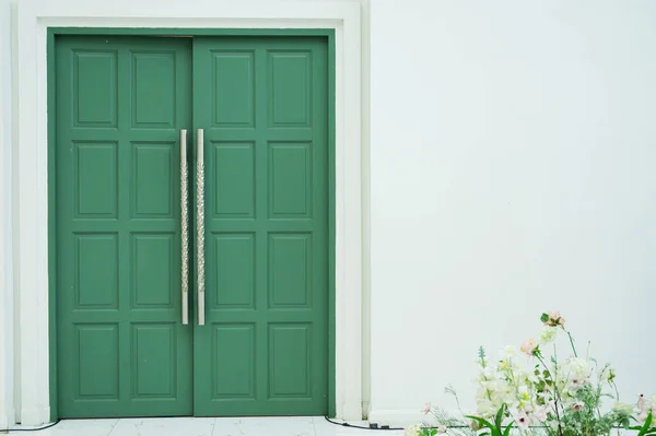 Yeşil Ahşap Kapı Arka Homurdanıyor — Stok fotoğraf