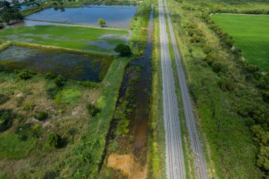 Demiryolu hattının uçan insansız hava aracı görüntüsü