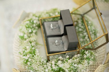 Alyans, Thai düğünü, mücevher, evlilik, nişanlı erkekler.