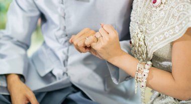 Yüzük tak, alyans tak, aşk çifti