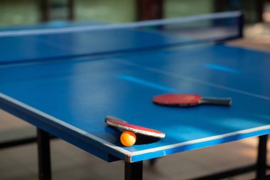 Yakın plan masa tenisi, bulanık arka plan, spor