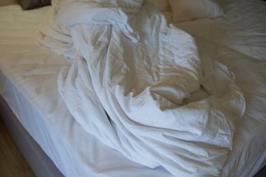 Beyaz yatak arka planı, uyuduktan sonra, kirli yatak.