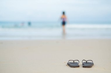 Deniz altyapısı olan ayakkabılar, rahat arka plan, güzel okyanus.