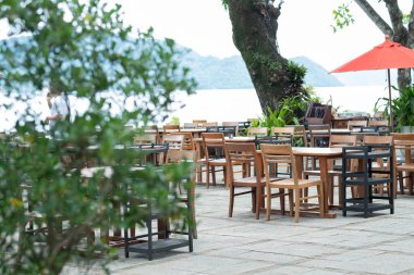 Güzel deniz altyapısı olan yemek masası.