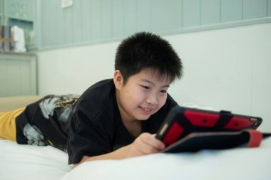 Çocuk tablet izliyor, çocuk müptelası çizgi film