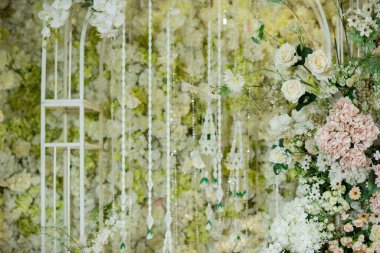 düğün arkaplanı, düğün çiçeği süslemesi, gül duvarı, renkli arka plan, taze gül, bir demet çiçek.