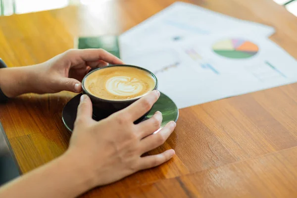Primer Plano Mano Beber Café Caliente Con Trabajo Tiempo Relajación —  Fotos de Stock