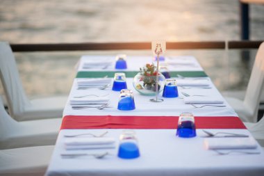 Yemek masası dekorasyonu, parti yemeği, çiçekli masa, düğün kısmı.