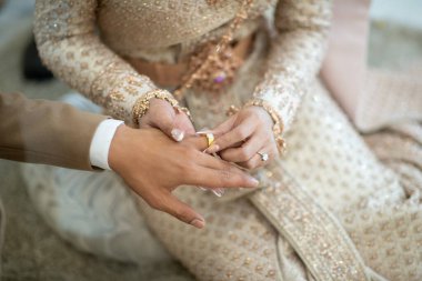 Yüzük tak, alyans tak, aşk çifti