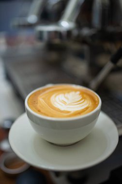 Sıcak sütlü kahve, masada kahve, dinlenme zamanı.