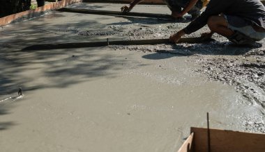 İşçiler beton ve teçhizat döküyor